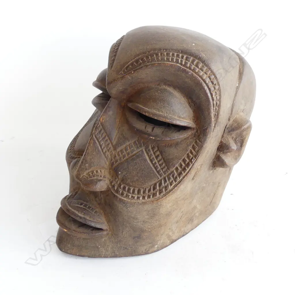 A small vintage African tribal carved mask, Image 1++
